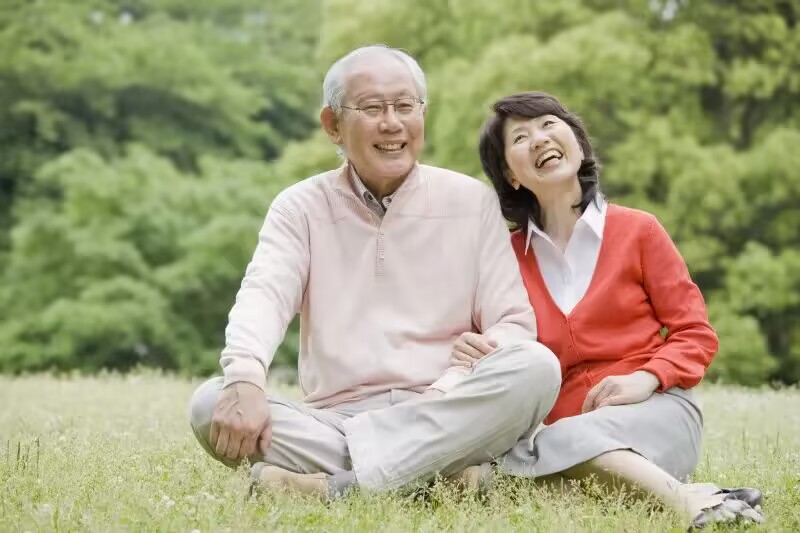多陪陪老人吧，陪伴就是他们最需要的